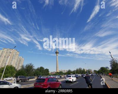 200825 -- PEKING, 25. Aug. 2020 -- mit dem Handy aufgenommenes Foto zeigt Wolken über der 3. Ringstraße in Peking, Hauptstadt von China, 25. Aug. 2020. BeijingCandid CHINA-BEIJING-CITY VIEW CN ChenxYehua PUBLICATIONxNOTxINxCHN Stockfoto