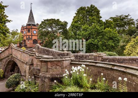 Fußgängerbrücke am Dell at Port Sunlight Gartendorf am Wirral, Merseyside, England Stockfoto