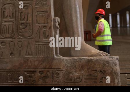 200825 -- GIZEH ÄGYPTEN, 25. August 2020 -- Ein Mann arbeitet am 25. August 2020 auf der Baustelle des Großen Ägyptischen Museums in Gizeh, Ägypten. Ägypten hat seit der Wiedereröffnung seiner Badeorte für internationale Flüge und ausländische Touristen am 1. Juli 126.000 Touristen empfangen, nach einem dreimonatigen Stopp aufgrund der Coronavirus-Pandemie, sagte der ägyptische Minister für Tourismus und Antiquitäten, Khaled al-Anany, am 24. August. EGYPT-GIZA-TOURISM-COVID-19 AhmedxGomaa PUBLICATIONxNOTxINxCHN Stockfoto