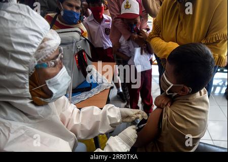 200826 -- JAKARTA, 26. August 2020 -- ein Grundschüler erhält einen Masern-Röteln-MR-Impfstoff, der von einem Gesundheitsbeamten während des COVID-19-Ausbruchs in Jakarta, Indonesien, am 26. August 2020 durchgeführt wird. Masern-Röteln-MRT-Impfstoffe werden Jugendlichen als Teil des Programms der indonesischen Regierung verabreicht, um Schulkindern eine angemessene Immunisierung anzubieten. INDONESIEN-JAKARTA-MASERN-RÖTELN-IMMUNISIERUNG AGUNGXKUNCAHYAXB. PUBLICATIONxNOTxINxCHN Stockfoto