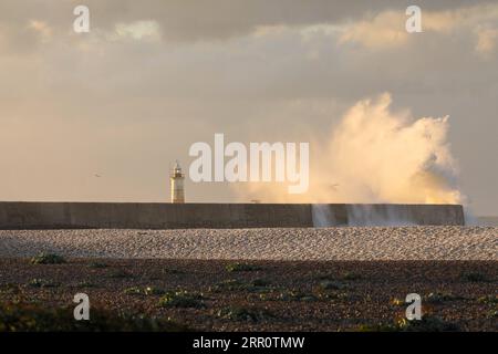 200826 -- NEWHAVEN, 26. August 2020 -- Foto aufgenommen am 26. August 2020 zeigt Wellen, die über die Hafenmauer und den Leuchtturm am West Beach in Newhaven, Großbritannien brechen. Sturm Francis brachte weiterhin starke Böen und starke Regenfälle nach Großbritannien. Foto von /Xinhua BRITAIN-NEWHAVEN-STORM-FRANCIS TimxIreland PUBLICATIONxNOTxINxCHN Stockfoto