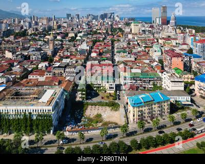 Eine Luftaufnahme eines atemberaubenden Strandes in Batumi, Georgia, vor der Kulisse moderner Wolkenkratzer. Stockfoto