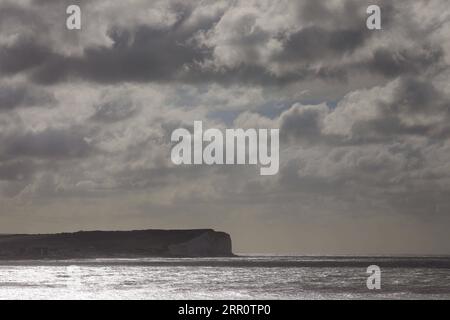 200826 -- NEWHAVEN, 26. August 2020 -- Foto aufgenommen am 26. August 2020 zeigt Wolken über den Klippen, wie vom West Beach in Newhaven, Großbritannien, aus gesehen. Sturm Francis brachte weiterhin starke Böen und starke Regenfälle nach Großbritannien. Foto von /Xinhua BRITAIN-NEWHAVEN-STORM-FRANCIS TimxIreland PUBLICATIONxNOTxINxCHN Stockfoto