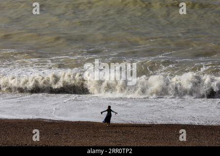 News Bilder des Tages 200826 -- NEWHAVEN, 26. August 2020 -- Eine Frau schaut am 26. August 2020 auf die Wellen am West Beach in Newhaven, Großbritannien. Sturm Francis brachte weiterhin starke Böen und starke Regenfälle nach Großbritannien. Foto von /Xinhua BRITAIN-NEWHAVEN-STORM-FRANCIS TimxIreland PUBLICATIONxNOTxINxCHN Stockfoto