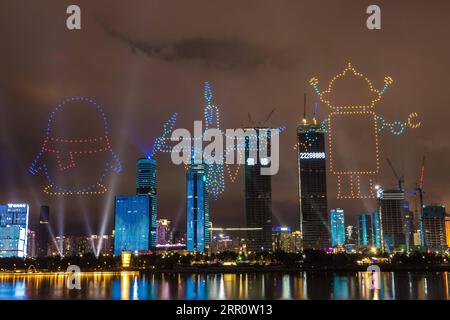 200826 -- SHENZHEN, 26. August 2020 -- Foto aufgenommen am 26. August 2020 zeigt eine Lichtshow in Shenzhen, südchinesische Provinz Guangdong. Eine Lichtshow mit 826 Drohnen in Kombination mit Stadtlichtern begann am 26. August um 20:26 Uhr Ortszeit in Shenzhen, um den 40. Jahrestag der Gründung der Shenzhen Special Economic Zone SEZ zu feiern. CHINA-SHENZHEN-DROHNEN-LICHT-SHOW CN MAOXSIQIAN PUBLICATIONXNOTXINXCHN Stockfoto