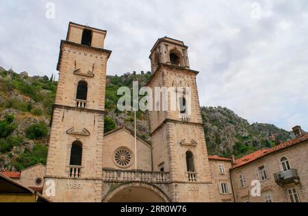Altstadt von Kotor in Montenegro. Kotow Tower mit einer Uhr aus dem Jahr 1166 Stockfoto