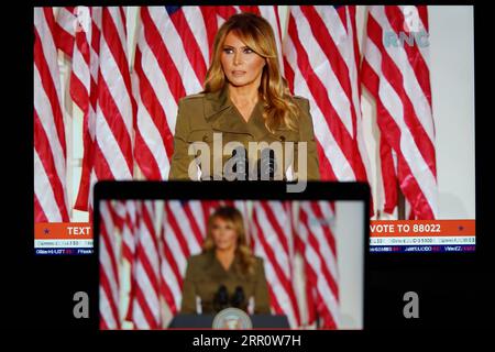 200827 -- PEKING, 27. Aug. 2020 -- Foto aufgenommen in Arlington, Virginia, USA, 25. Aug. 2020 zeigt Bildschirme, auf denen US-First Lady Melania Trump während der Republican National Convention 2020 aus Washington, D.C., spricht XINHUA FOTOS DES TAGES LiuxJie PUBLICATIONxNOTxINxCHN Stockfoto