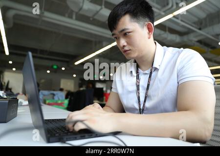 200827 -- PEKING, 27. August 2020 -- Li Liang arbeitet im Büro in Peking, Hauptstadt von China, 13. August 2020. Li Liang schloss sein Studium an der Tsinghua University ab und begann für Lenovo China zu arbeiten. Li Liang nahm seit seinem zweiten Jahr an der Ausbildung des Bodybuilding-Teams der Tsinghua University Teil. Basierend auf Hobbys unternahm er große Anstrengungen, um unter der Leitung von Lehrern in der Schule zu trainieren. Nach dem Abschluss wurde die Arbeit allmählich zum Mittelpunkt von Li Liangs Leben, und der Zweck der Fitness wurde körperliche Fitness, die versuchte, seinen aktuellen Körper und Zustand zu erhalten. Er gründete auch ein Fitness WEC Stockfoto