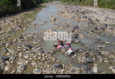 200827 -- WEST JAVA, 27. Aug. 2020 -- Luftaufnahme am 27. Aug. 2020 zeigt einen Mann, der sich an einem trockenen Fluss im Bezirk Cibarusah, West Java, Indonesien, waschen lässt. In diesem Jahr war die Dürreperiode in Indonesien voraussichtlich trockener als in den Vorjahren und würde von August bis September ihren Höhepunkt erreichen. Foto von /Xinhua INDONESIEN-WEST-JAVA-DÜRRE SAISON AryaxManggala PUBLICATIONxNOTxINxCHN Stockfoto