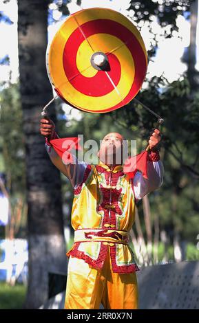 200828 -- PEKING, 28. August 2020 -- Dong Shulin spielt einen großen Diabolo auf dem Wukesong Diabolo Kulturplatz in Peking, Hauptstadt von China, 11. August 2020. Dong Shulin, 66, lebt mit seiner Frau Mei Yongpei und seiner 9-jährigen Enkelin Dong Yutong in Peking. Dong Shulin begann 2003 mit dem Diabolo-Spiel und nun spielt die ganze Familie gerne dieses traditionelle Volksspiel, bei dem man eine Spinnspitze werfen und fangen kann, indem man eine an zwei Stäben befestigte Schnur bewegt. In Dong Shulins Haus wurden über 70 Diabolos aufgestellt. Einige der Diabolos wurden gekauft, andere waren selbstgemacht, besonders die Stockfoto