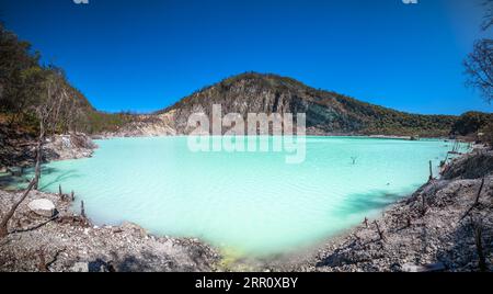Weißer Krater oder Schwefelsee Kawah Putih in West Java, in der Nähe der Stadt Bandung, Indonesien. Stockfoto