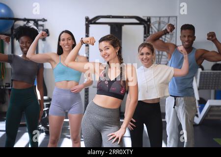 Multiethnische Fitnessgruppe, die Spaß vor der Kamera im Fitnessstudio hat Stockfoto
