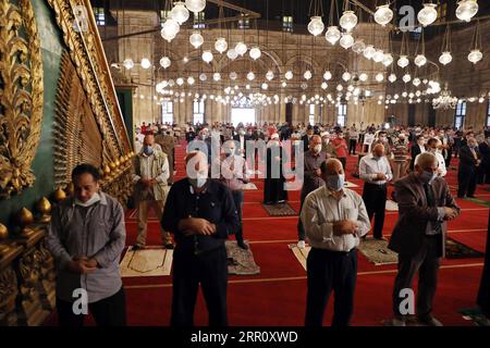 200828 -- KAIRO, 28. August 2020 -- Menschen mit Gesichtsmasken nehmen am Freitag am 28. August 2020 an den Gebeten in der Mohamed Ali Moschee in Kairo, Ägypten, Teil. Ägypten registrierte am Freitag 223 neue COVID-19-Infektionen und erhöhte die Gesamtzahl der Fälle im Land auf 98.285, sagte das ägyptische Gesundheitsministerium in einer Erklärung. ÄGYPTEN-KAIRO-COVID-19-FRIDAY PRAYERS AhmedxGomaa PUBLICATIONxNOTxINxCHN Stockfoto