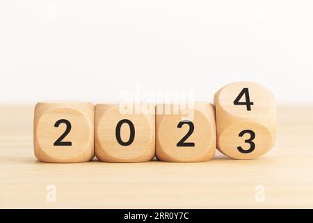 Holzblöcke mit wechselnder Nummer von 2023 auf 2024. Neujahrskonzept. Leerzeichen kopieren Stockfoto