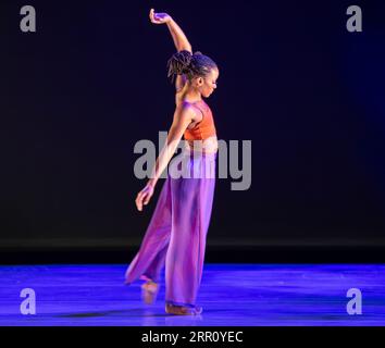 Sadlers Wells, London, Großbritannien. September 2023. Alvin Ailey American Dance Theater kehrt im September zu Sadler's Wells zurück, um vier Arbeitsprogramme zu präsentieren, die Höhepunkte von Aileys berühmter Karriere mit Werken der Choreographen Kyle Abraham, Robert Battle, Ronald K. Brown, Jamar Roberts und Twyla Tharp verbinden. Bild: Solo von Kyle Abraham sind Sie in Ihren Gefühlen? - Gespielt von Ailey-Star Jacquelin Harris. Gutschrift: Malcolm Park/Alamy Stockfoto