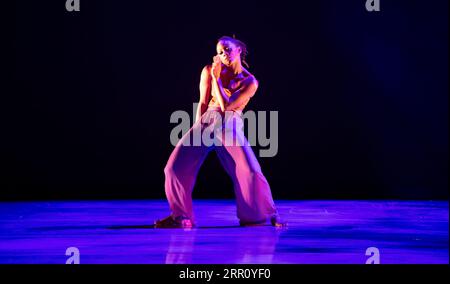 Sadlers Wells, London, Großbritannien. September 2023. Alvin Ailey American Dance Theater kehrt im September zu Sadler's Wells zurück, um vier Arbeitsprogramme zu präsentieren, die Höhepunkte von Aileys berühmter Karriere mit Werken der Choreographen Kyle Abraham, Robert Battle, Ronald K. Brown, Jamar Roberts und Twyla Tharp verbinden. Bild: Solo von Kyle Abraham sind Sie in Ihren Gefühlen? - Gespielt von Ailey-Star Jacquelin Harris. Gutschrift: Malcolm Park/Alamy Stockfoto