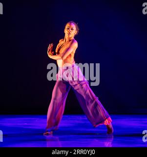 Sadlers Wells, London, Großbritannien. September 2023. Alvin Ailey American Dance Theater kehrt im September zu Sadler's Wells zurück, um vier Arbeitsprogramme zu präsentieren, die Höhepunkte von Aileys berühmter Karriere mit Werken der Choreographen Kyle Abraham, Robert Battle, Ronald K. Brown, Jamar Roberts und Twyla Tharp verbinden. Bild: Solo von Kyle Abraham sind Sie in Ihren Gefühlen? - Gespielt von Ailey-Star Jacquelin Harris. Gutschrift: Malcolm Park/Alamy Stockfoto