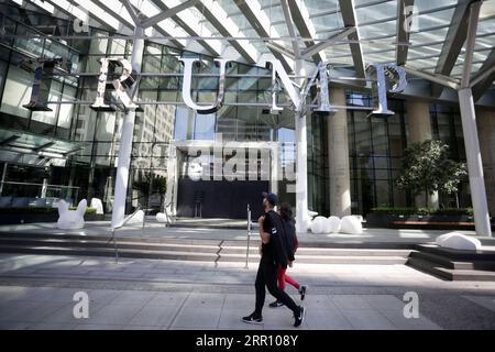 200831 -- PEKING, 31. August 2020 -- Menschen gehen am Eingang des Trump International Hotel and Tower in Vancouver, British Columbia, Kanada, 29. August 2020 vorbei. Das Trump International Hotel and Tower Vancouver wurde geschlossen, da der Hotelbetreiber Konkurs angemeldet hatte. Foto von /Xinhua XINHUA FOTOS DES TAGES LiangxSen PUBLICATIONxNOTxINxCHN Stockfoto