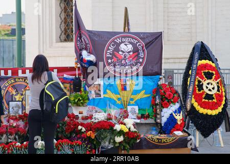 Spontane nationale Gedenkstätte für die gefallenen Soldaten der Wagner PMCs in Moskau. Gedenkstätte der Soldatinnen und Soldaten der privaten Militärkompanie Yevgeny Prigozhi Stockfoto