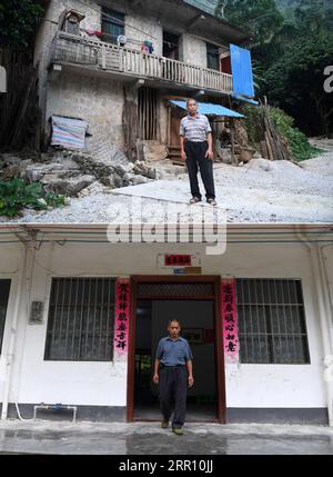 200827 -- DU AN, 27. Aug. 2020 -- auf diesem Kombi-Foto zeigt das Obermaterial, das am 11. Oktober 2017 aufgenommen wurde, Yu Wanhe vor seiner ehemaligen Residenz im Dorf Jianliang, am 19. August 2020 zeigt der untere Teil Yus, wie er aus seinem neuen Haus in einem Ort der Armutsbekämpfung in der Stadt Sanzhiyang im Autonomen Kreis du an Yao in der südchinesischen autonomen Region Guangxi Zhuang aussteigt. Du an Yao Autonomous County ist bekannt als das felsige Königreich, da 89 Prozent seines Landes von Karstbergen bedeckt sind. Du an leidet unter felsiger Wüstenbildung und weist niedrige landwirtschaftliche Erträge auf. Dies, gepaart mit schlechtem t Stockfoto