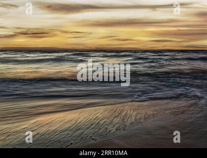 Sonnenuntergang auf dem Meer. Sieht gemalt aus. Stockfoto