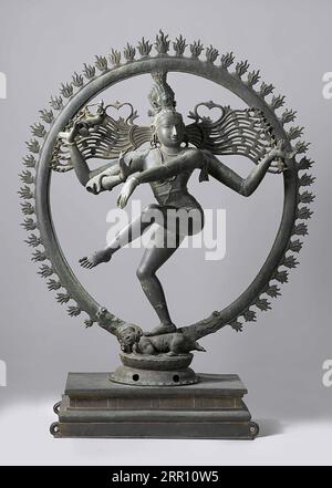 Indische Kunst, indisches Handwerk, Handwerk Indien: Shiva Nataraja oder 'Dancing Shiva' in Bronze aus Tamil Nadu, Chola Dynastie, um das 12. Jahrhundert Stockfoto