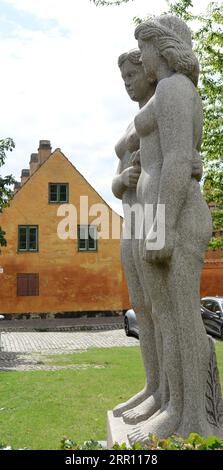 Zwei Schwestern Skulptur von Ørnulf Bast in der Nähe von Nyboder in Kopenhagen, Dänemark. Stockfoto