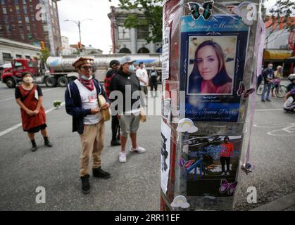 200831 -- VANCOUVER, 31. Aug. 2020 -- Fotos von Überdosis-Opfern werden auf einem Lampenposten während einer Gedenkfeier am International Overdose Awareness Day in Vancouver, British Columbia, Kanada, 31. Aug. 2020 gesehen. Die Menschen nahmen am Montag an einer Gedenkveranstaltung in Vancouver Teil, um ihrer Geliebten zu gedenken, die am Internationalen Tag des Überdosis-Bewusstseins an einer Drogenüberdosis gestorben sind. dies ist eine globale Veranstaltung, die am 31. August jedes Jahres stattfindet und darauf abzielt, das Bewusstsein für Überdosierung zu schärfen und das Stigma drogenbedingter Todesfälle zu verringern. Foto von /Xinhua CANADA-VANCOUVER-INTERNATIONAL OVERDOSE AWARENESS DAY LiangxSen PUBLICATIONx Stockfoto