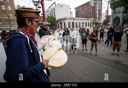 200831 -- VANCOUVER, 31. August 2020 -- Menschen spielen Schlagzeug während einer Gedenkfeier zum Gedenken an Überdosis-Opfer in Vancouver, British Columbia, Kanada, 31. August 2020. Die Menschen nahmen am Montag an einer Gedenkveranstaltung in Vancouver Teil, um ihrer Geliebten zu gedenken, die am Internationalen Tag des Überdosis-Bewusstseins an einer Drogenüberdosis gestorben sind. dies ist eine globale Veranstaltung, die am 31. August jedes Jahres stattfindet und darauf abzielt, das Bewusstsein für Überdosierung zu schärfen und das Stigma drogenbedingter Todesfälle zu verringern. Foto von /Xinhua CANADA-VANCOUVER-INTERNATIONAL OVERDOSE AWARENESS DAY LiangxSen PUBLICATIONxNOTxINxCHN Stockfoto