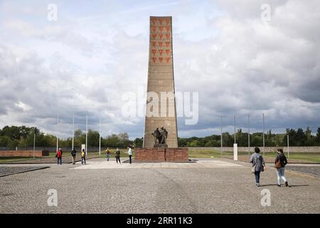 200901 -- ORANIENBURG, 1. September 2020 -- Foto aufgenommen am 27. August 2020 zeigt das sowjetische Befreiungsdenkmal im ehemaligen KZ Sachsenhausen der Gedenkstätte Sachsenhausen in Oranienburg. Das Konzentrationslager Sachsenhausen wurde 1936 von den Nazis in Oranienburg errichtet. Zwischen 1936 und 1945 waren mehr als 200.000 Menschen in der Einrichtung interniert, etwa 100.000 starben dort. Als Gedenkstätte und Museum zieht die Gedenkstätte Sachsenhausen heute jedes Jahr rund 700.000 Besucher an, um Zeuge der Verbrechen der Nazis zu werden. DEUTSCHLAND-ORANIENBURG-SACHSENHAUSEN MEMORIAL SHANXYUQI PUB Stockfoto