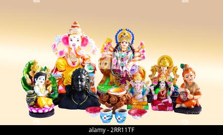 Idol oder Statue der hinduistischen Religion, Lord Shiva, Adiyogi, Ganesha, Ma laxmi, Sarswati, Krishana isoliert auf buntem Hintergrund. Stockfoto