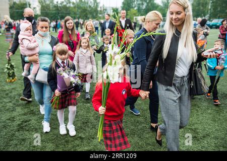 200901 -- VILNIUS, 1. September 2020 -- die Schüler nehmen an der Eröffnungszeremonie mit Blumensträußen in der Hand Teil, die den Beginn eines neuen Schuljahres am 1. September 2020 im Vilnius Fabijoniskiu Gymnasium in Vilnius, Litauen, markieren. Litauens neues Schuljahr hat normal begonnen, aber Fernunterricht könnte in bestimmten Schulen wieder aufgenommen werden, wenn sie zu COVID-19-Hotspots werden. Foto von /Xinhua LITHUANIA-VILNIUS-SCHOOL OPENING AlfredasxPliadis PUBLICATIONxNOTxINxCHN Stockfoto