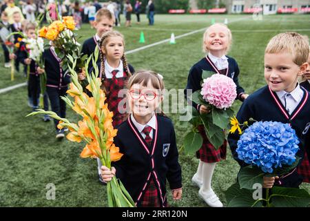 200901 -- VILNIUS, 1. September 2020 -- die Schüler nehmen an der Eröffnungszeremonie mit Blumensträußen in der Hand Teil, die den Beginn eines neuen Schuljahres am 1. September 2020 im Vilnius Fabijoniskiu Gymnasium in Vilnius, Litauen, markieren. Litauens neues Schuljahr hat normal begonnen, aber Fernunterricht könnte in bestimmten Schulen wieder aufgenommen werden, wenn sie zu COVID-19-Hotspots werden. Foto von /Xinhua LITHUANIA-VILNIUS-SCHOOL OPENING AlfredasxPliadis PUBLICATIONxNOTxINxCHN Stockfoto