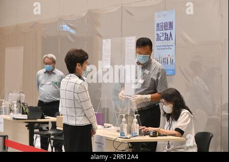 200901 -- HONGKONG, 1. September 2020 -- Chief Executive der Sonderverwaltungsregion Hongkong HKSAR Carrie Lam erhält COVID-19-Screening-Tests in Hongkong, Südchina, 1. September 2020. Hongkong startete am Dienstag sein umfangreiches Screening-Programm, um die Ausbreitung von COVID-19 einzudämmen und das normale Leben der Einwohner wiederherzustellen. TOGO WITH Roundup: Hong Kong startet ein universelles COVID-19-Screening, um die Verbreitung von Viren zu stoppen. Abteilung für Informationsdienste der Regierung der HKSAR/Handout über das CHINA-HONG KONG-COVID-19-UNIVERSAL-SCREENING-PROGRAMM CN Xinhua PUBLICATIONxNOTxINxCHN Stockfoto