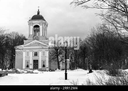 Kirche der Heiligen Peter und Paul an einem Wintertag. Es ist die einzige lutherische Kirche in Wyborg, die bis heute erhalten ist. Schwarzweißfoto Stockfoto