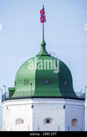 Spitze des Turms von Vyborg Castle an einem sonnigen Tag. Russland. Vertikales Nahaufnahme-Foto Stockfoto