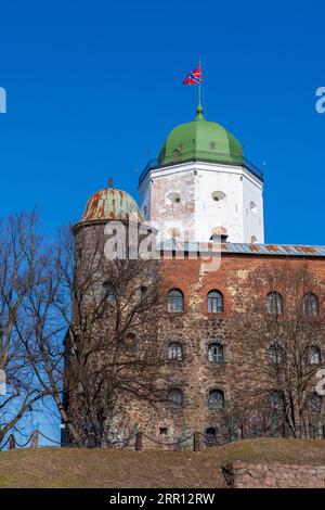 Vyborg Castle an einem sonnigen Tag, Russland. Vertikales Nahaufnahme-Foto Stockfoto