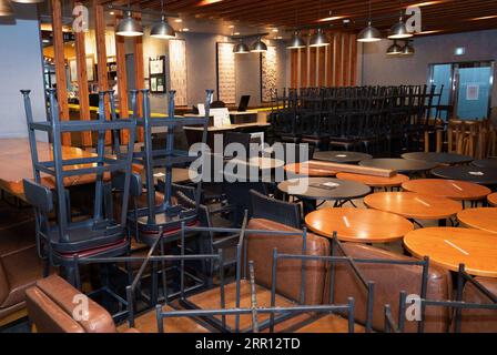 200902 -- SEOUL, 2. September 2020 -- Tische und Stühle stapeln sich in einem Starbucks in Seoul, Südkorea, 2. September 2020. Südkorea meldete 267 mehr Fälle als vor 24 Stunden, was die Gesamtzahl der Infektionen auf 449 erhöhte. Foto: /Xinhua SÜDKOREA-SEOUL-COVID-19-FÄLLE LeexSang-ho PUBLICATIONxNOTxINxCHN Stockfoto
