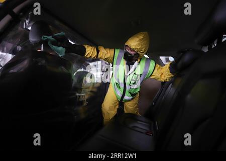 200902 -- BOGOTA, 2. September 2020 -- Ein Mitarbeiter desinfiziert Ein Taxi vor dem internationalen Flughafen El Dorado in Bogota, Hauptstadt Kolumbiens, 1. September 2020. Die kolumbianische Hauptstadt Bogota hat am Dienstag ihre zwei Hauptbusterminals für die Öffentlichkeit nach mehr als fünf Monaten der Sperrung wieder geöffnet, um die COVID-19-Pandemie einzudämmen. Der Luftverkehr des Landes wurde am Dienstag wieder aktiviert, wobei mehrere lokale Flüge wieder aufgenommen wurden, nachdem sie aufgrund der Pandemie fünf Monate lang geschlossen waren, während der interkommunale Verkehr in einigen Regionen mit den erforderlichen Biosicherheitsmaßnahmen wieder in Betrieb genommen wurde. Foto von /Xinhua COLO Stockfoto