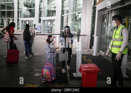 200902 -- BOGOTA, 2. September 2020 -- Passagiere desinfizieren ihre Hände, bevor sie ein Terminal-Gebäude des internationalen Flughafens El Dorado in Bogota, Hauptstadt von Kolumbien, 1. September 2020 betreten. Die kolumbianische Hauptstadt Bogota hat am Dienstag ihre zwei Hauptbusterminals für die Öffentlichkeit nach mehr als fünf Monaten der Sperrung wieder geöffnet, um die COVID-19-Pandemie einzudämmen. Der Luftverkehr des Landes wurde am Dienstag wieder aktiviert, wobei mehrere lokale Flüge wieder aufgenommen wurden, nachdem sie wegen der Pandemie fünf Monate lang geschlossen waren, während der interkommunale Verkehr auch in einigen Regionen mit der notwendigen Biosicherheit wieder in Betrieb genommen wurde Stockfoto