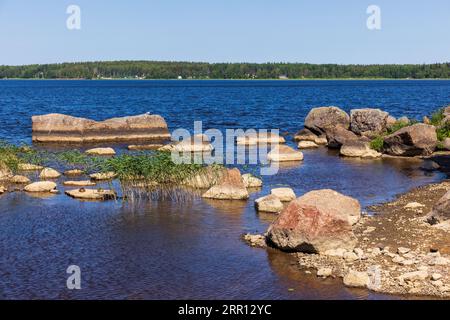 Granit-Snoes sind an einer Seeküste. Monrepos Park Sommer Landschaft Foto an einem sonnigen Tag Stockfoto
