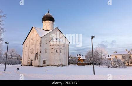 Weliki Nowgorod, Russland. Blick auf die Straße mit der Kirche der Verklärung auf der Ilyina-Straße an einem Wintertag. Das heutige Gebäude wurde 1374 erbaut Stockfoto