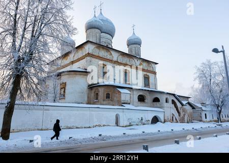 Blick auf die Straße mit der Znamenski-Kathedrale, Blick auf die Winterstraße, eine inaktive orthodoxe Kirche in Weliki Nowgorod in der Nähe der Kirche der Verklärung von Stockfoto