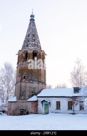 Glockenturm der Znamenski-Kathedrale an einem Wintertag, dies ist eine inaktive orthodoxe Kirche in Weliki Nowgorod in der Nähe der Kirche der Verklärung von Th Stockfoto