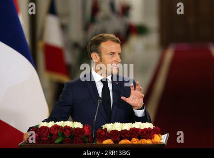 200902 -- BAGDAD, 2. September 2020 -- der französische Präsident Emmanuel Macron spricht auf einer gemeinsamen Pressekonferenz mit dem irakischen Präsidenten Barham Salih, der nicht auf dem Bild in Bagdad, Irak, am 2. September 2020 zu sehen ist. Der irakische Präsident Barham Salih traf sich am Mittwoch mit seinem französischen Amtskollegen Emmanuel Macron in Bagdad, um bilaterale Beziehungen und den Krieg gegen die IS-Gruppe zu erörtern. IRAK-BAGDAD-FRANKREICH-PRÄSIDENT-BESUCH Xinhua PUBLICATIONxNOTxINxCHN Stockfoto