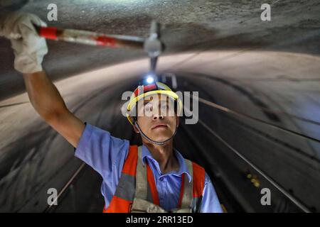 News Bilder des Tages 200903 -- RONGJIANG, 3. September 2020 -- Ein Mitarbeiter führt Wartungs- und Inspektionsarbeiten in einem Tunnel auf dem Abschnitt Rongjiang-Congjiang der Schnellfahrstrecke Guiyang-Guangzhou in der südwestchinesischen Provinz Guizhou, 3. September 2020 durch. CHINA-GUIZHOU-EISENBAHN-INSTANDHALTUNG CN LiuxXu PUBLICATIONxNOTxINxCHN Stockfoto