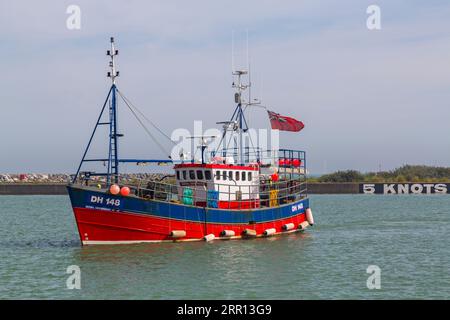 Royal Sovereign DH148 Fischerboot, das im September in den Hafen von Sovereign in Eastbourne, East Sussex, Großbritannien, fährt Stockfoto