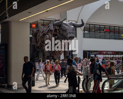 Ozzy der Stier, eine 10 m hohe mechanische Skulptur, Grand Central, New Street Station, Birmingham, Großbritannien Stockfoto