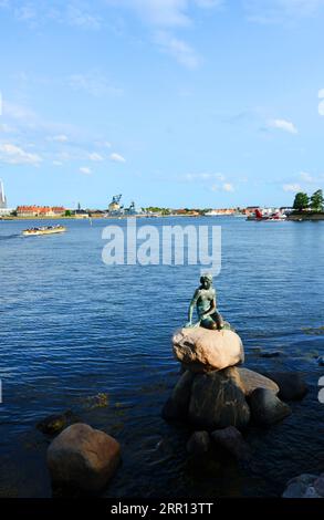 Die kleine Meerjungfrau Skulptur in Kopenhagen, Dänemark. Stockfoto