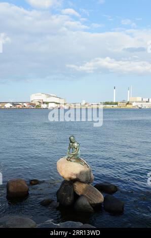 Die kleine Meerjungfrau Skulptur in Kopenhagen, Dänemark. Stockfoto